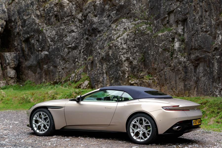  Aston Martin DB11 V8 Volante 2018 года  (UK) (фото 37 из 40)